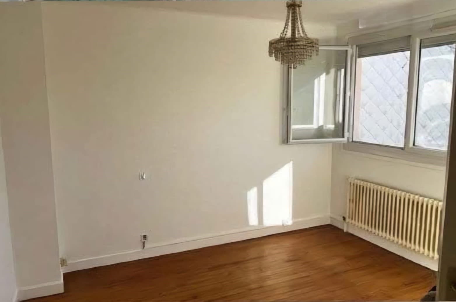 Chambre dont la peinture vient d'être refaite