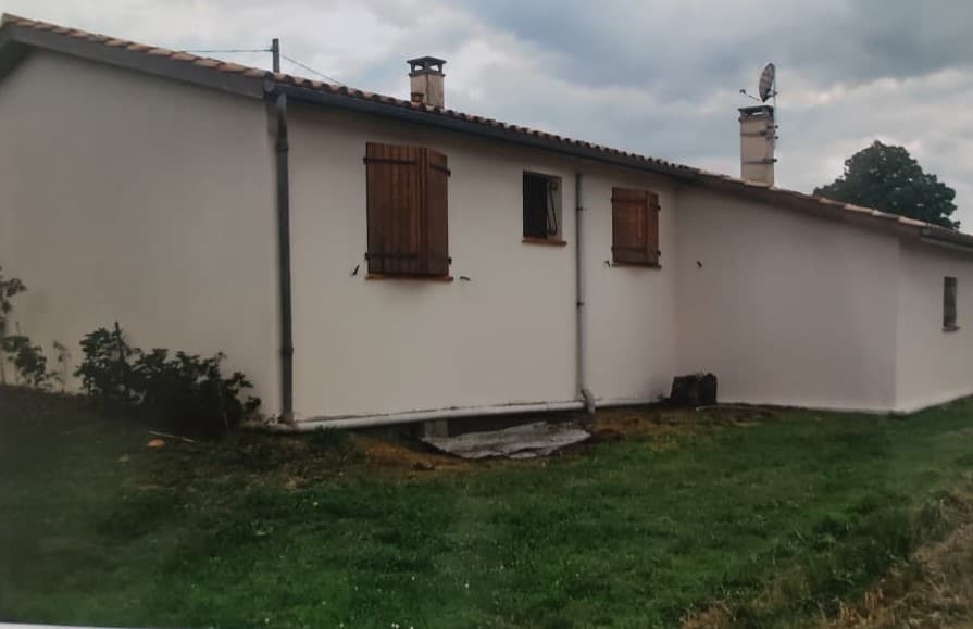 maison vue de l'extérieur après travaux peinture