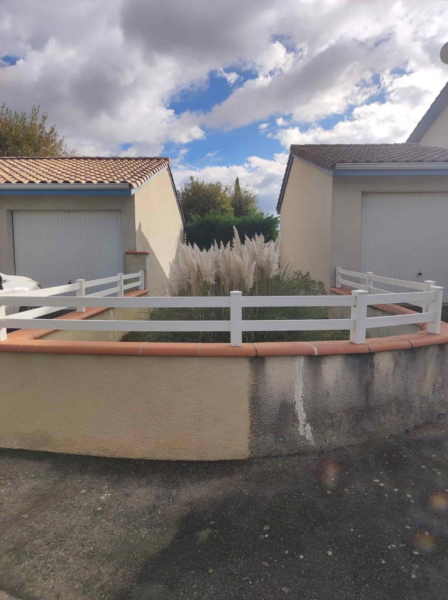 Muret en train d'être nettoyé