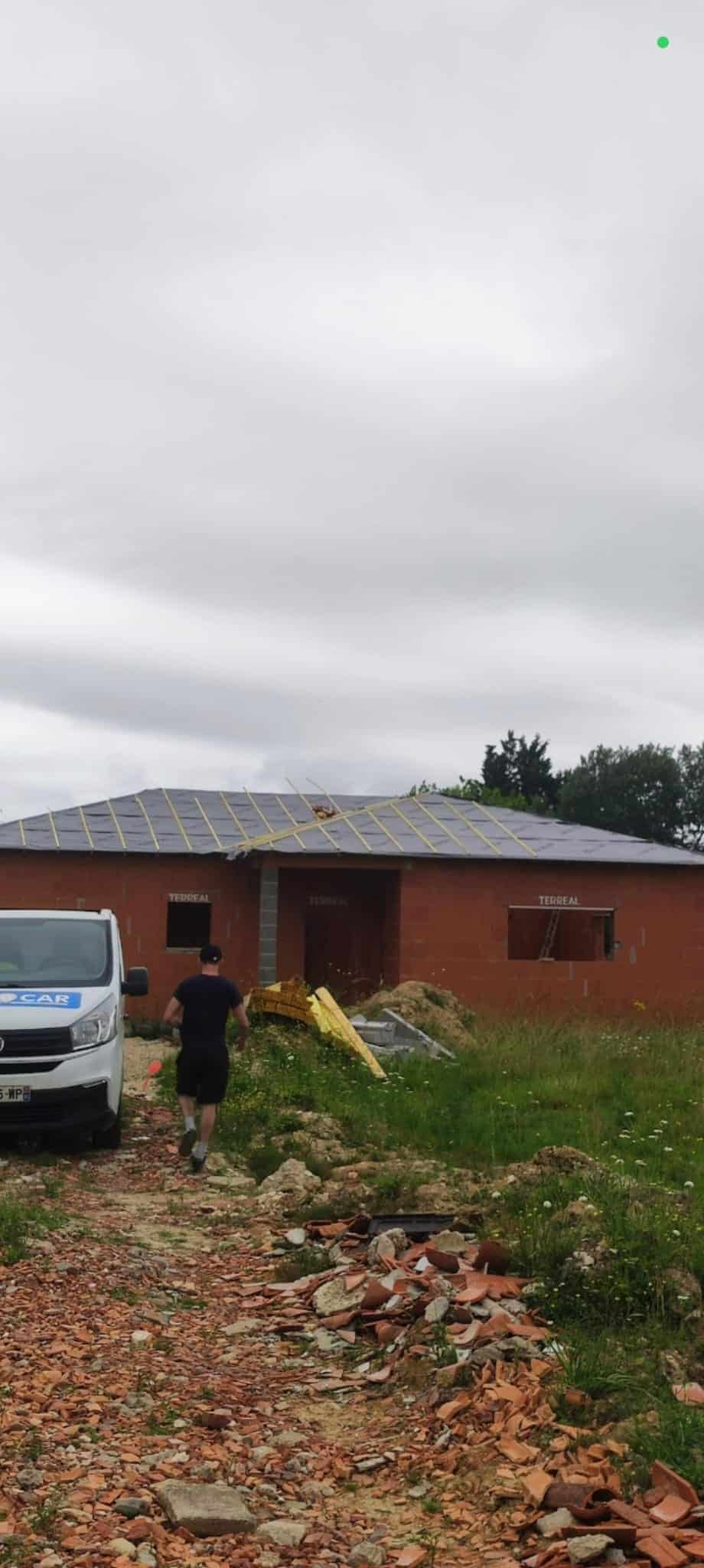 Maison en construction avec toiture fini